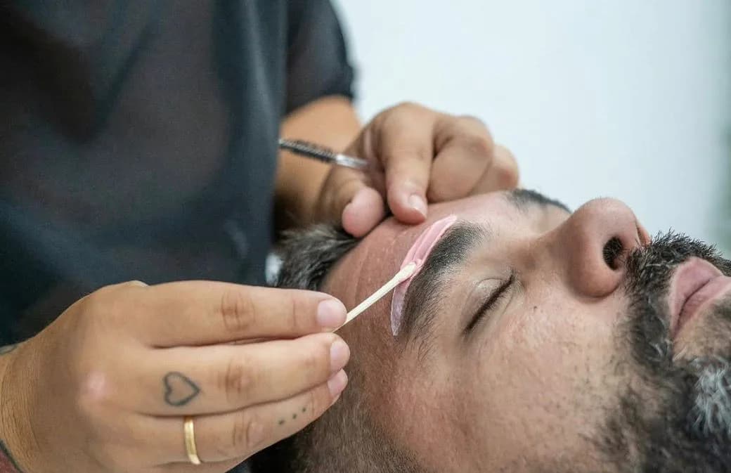 Retrato de perfil con la mirada definida tras un tratamiento de cejas y pestañas