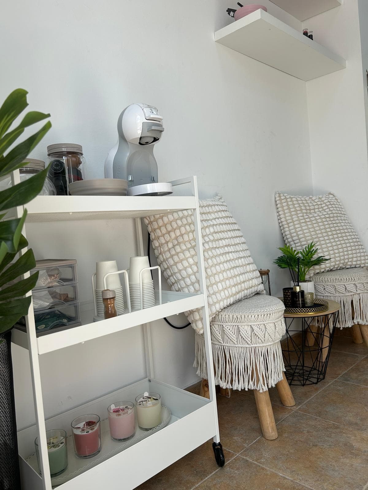 Zona de recepción y espera del centro, con luz cálida
