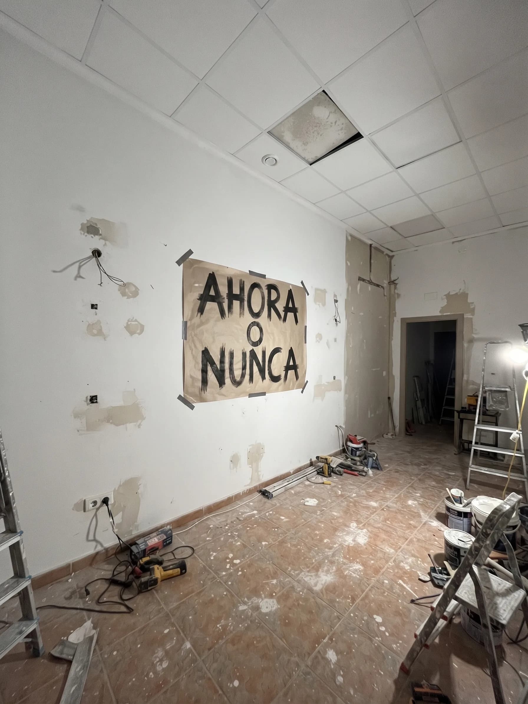 Sala de espera cálida y acogedora de un centro de bienestar