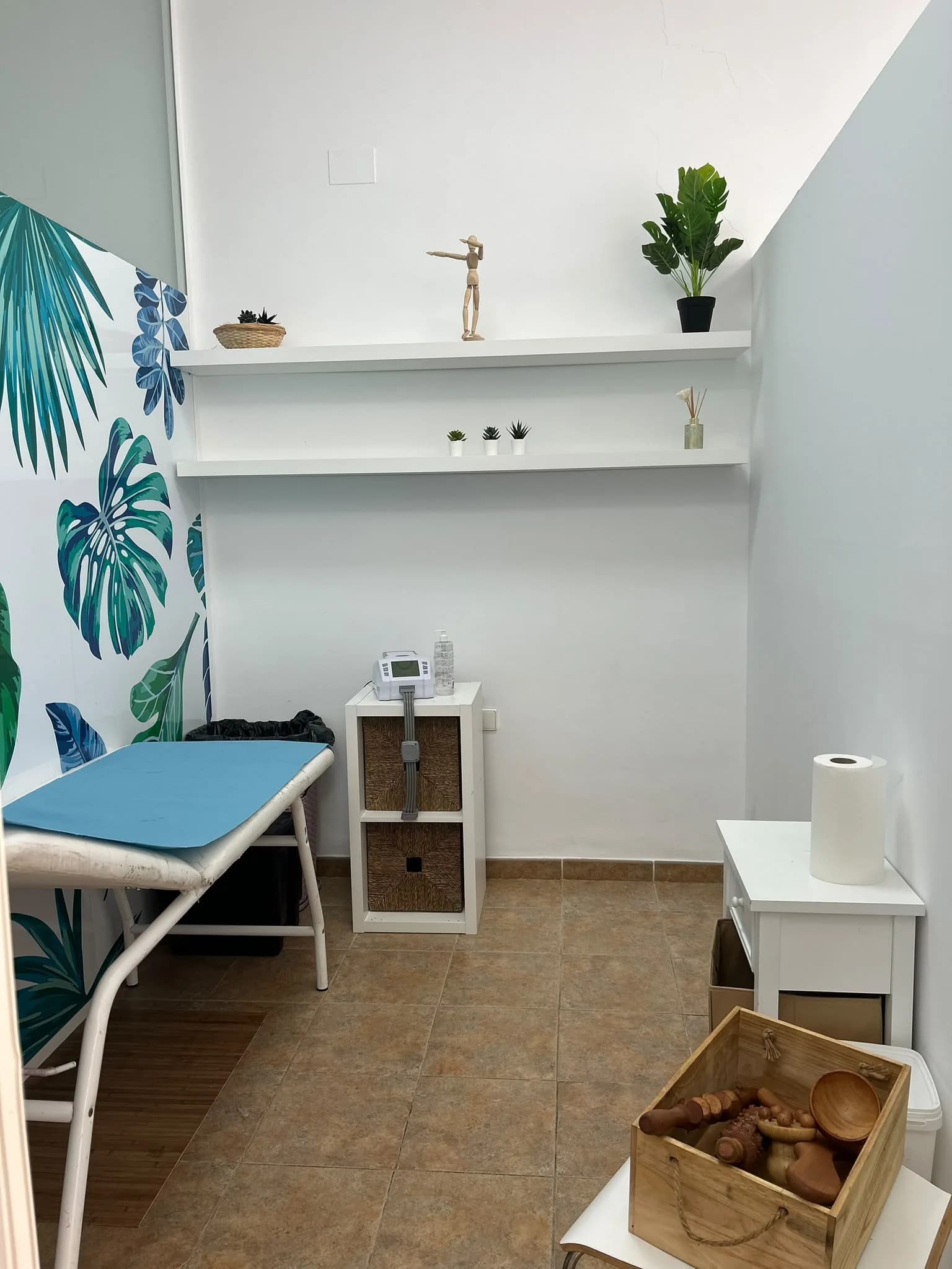 Cabina de tratamientos con pared de hojas tropicales