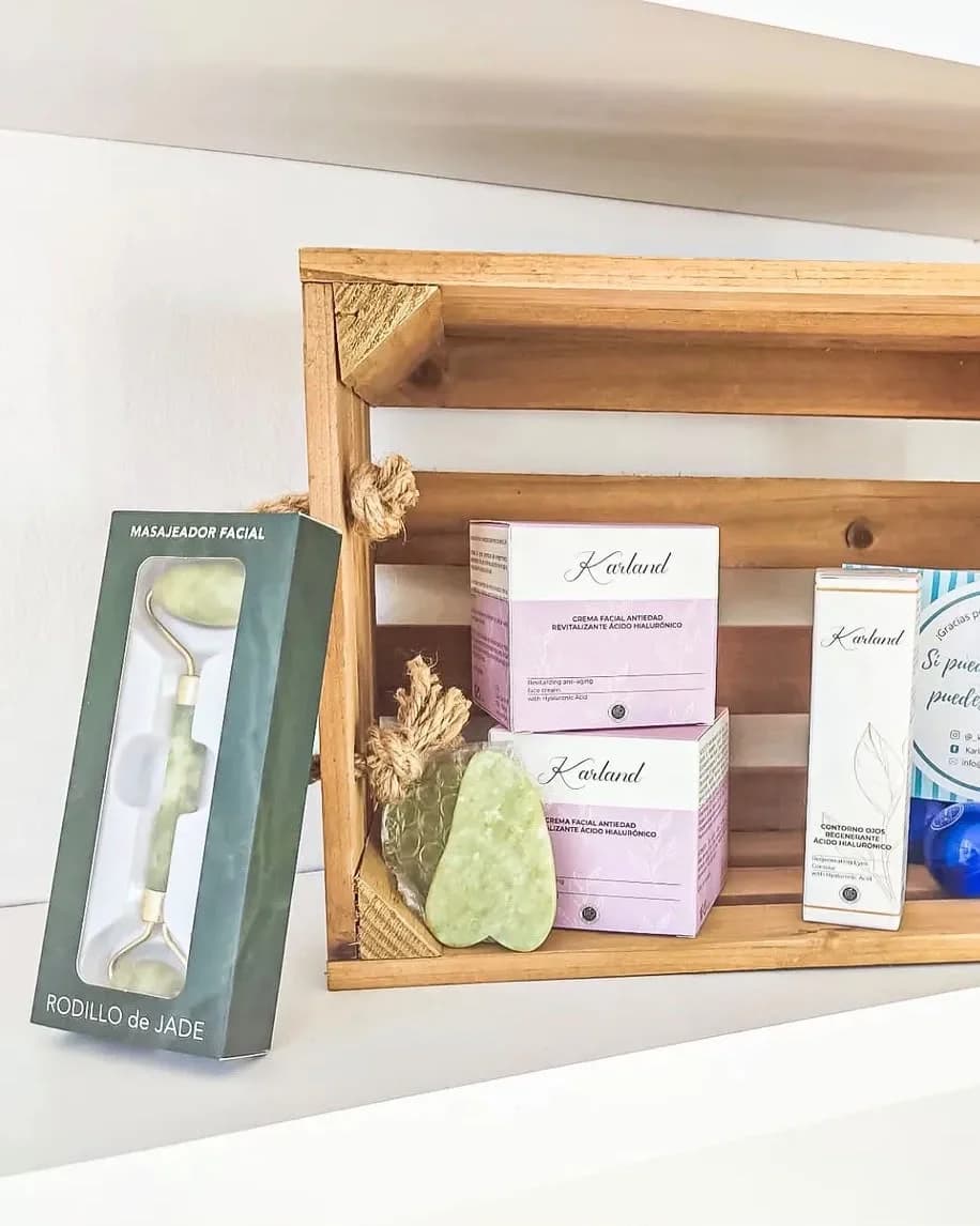 Composición de productos de cuidado facial en una caja de madera