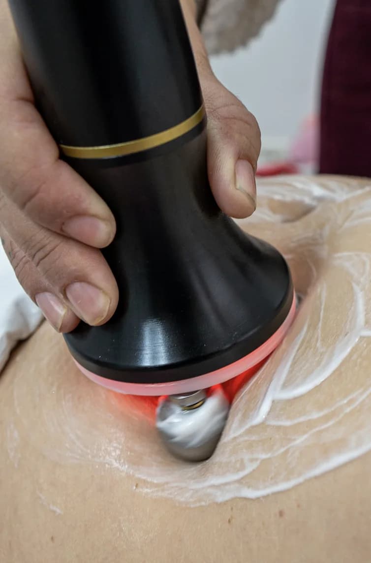 Manos de la especialista trabajando una zona del cuerpo durante un tratamiento corporal