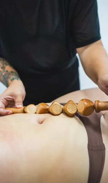 Masaje corporal con piedras calientes sobre la espalda